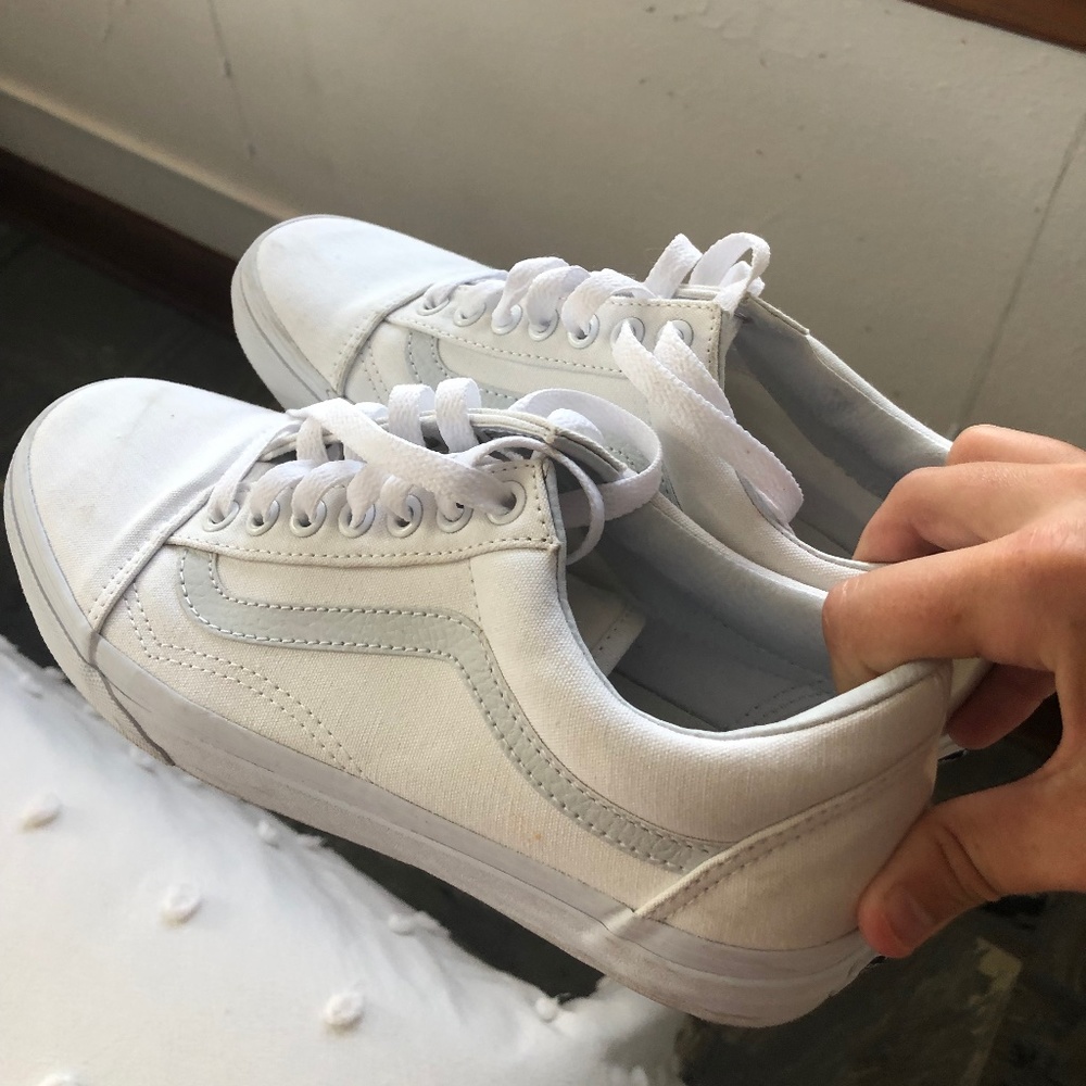 White Oldskool Vans